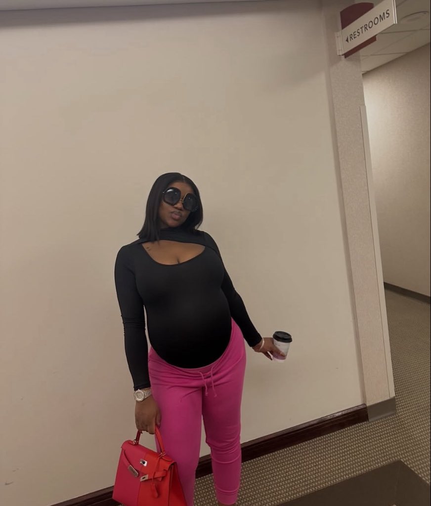 DavidoPolice's tweet photo. A beautiful rare picture of Chioma during her twin pregnancy 😍❤️🤰 https://t.co/NnT6e16J7V