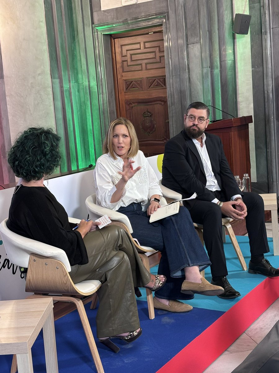 antoniomunozsev's tweet photo. Hablar claro y sin miedo. Eso es lo que han hecho esta tarde @SIntxaurrondo y @_ManuSanchez_ en los Diálogos por la Paz organizados por la @DIPUSEVI.

Me llevo como conclusión que la memoria sigue teniendo demasiadas asignaturas pendientes: justicia y reparación, enseñar a los más jóvenes y la valentía de liberarnos de los miedos heredados.

Gracias por una conversación imprescindible, repleta de compromiso, madurez democrática y, como no podía ser de otra forma, de mucho humor.

Y como dice Manu, empecemos a enseñar la historia en las aulas desde el siglo XX para que por fin se llegue a la dictadura franquista. "Quizás descubramos que los siglos anteriores son menos interesantes".