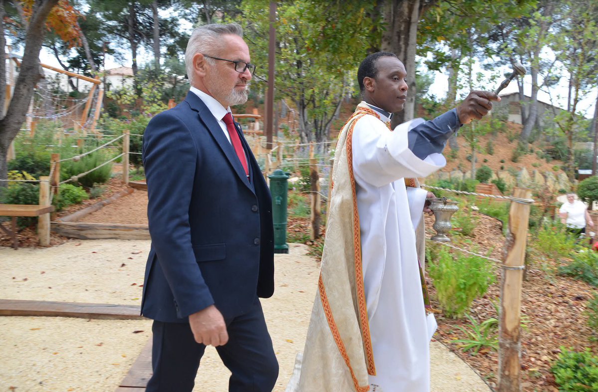 lechochretien's tweet photo. 🇫🇷🙏 𝗙𝗟𝗔𝗦𝗛 — Le maire RN de Rognac, Christophe Gonzalez, a fait BÉNIR par le curé de la commune une voie verte et un parc lors de leur inauguration, en présence du préfet de région.

L’opposition municipale a SAISI le procureur de la République d’Aix-en-Provence. (Marsactu) https://t.co/NVbQM5p4yG