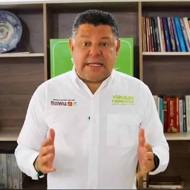 Juan_OrtizMX's tweet photo. 🗳️📌 SENADOR DEL VERDE PIDE UN FRENTE CON PRI, PAN Y MC CONTRA MORENA EN COLIMA

El periodista Óscar Adrián reporta que el senador Virgilio Mendoza renunció a la dirigencia del PVEM en Colima tras rechazar la designación de Rosi Bayardo como “coordinadora estatal”.

Mendoza ahora propone construir un frente con PRI, PAN y Movimiento Ciudadano para competir contra Morena.

Le preguntaron si también romperá con Morena en el Senado.

“Ahorita la prioridad es que logremos el gran frente aquí en Colima”, respondió. Dijo que todavía no decide qué hará a nivel federal.

Recordemos que Morena, PVEM y PT han operado con 87 senadores, apenas uno arriba de los 86 necesarios para aprobar reformas constitucionales con el pleno completo. 

👇
