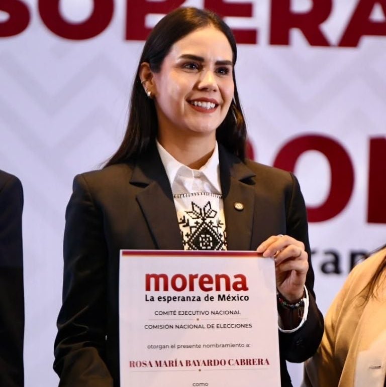 Juan_OrtizMX's tweet photo. 🗳️📌 SENADOR DEL VERDE PIDE UN FRENTE CON PRI, PAN Y MC CONTRA MORENA EN COLIMA

El periodista Óscar Adrián reporta que el senador Virgilio Mendoza renunció a la dirigencia del PVEM en Colima tras rechazar la designación de Rosi Bayardo como “coordinadora estatal”.

Mendoza ahora propone construir un frente con PRI, PAN y Movimiento Ciudadano para competir contra Morena.

Le preguntaron si también romperá con Morena en el Senado.

“Ahorita la prioridad es que logremos el gran frente aquí en Colima”, respondió. Dijo que todavía no decide qué hará a nivel federal.

Recordemos que Morena, PVEM y PT han operado con 87 senadores, apenas uno arriba de los 86 necesarios para aprobar reformas constitucionales con el pleno completo. 

👇