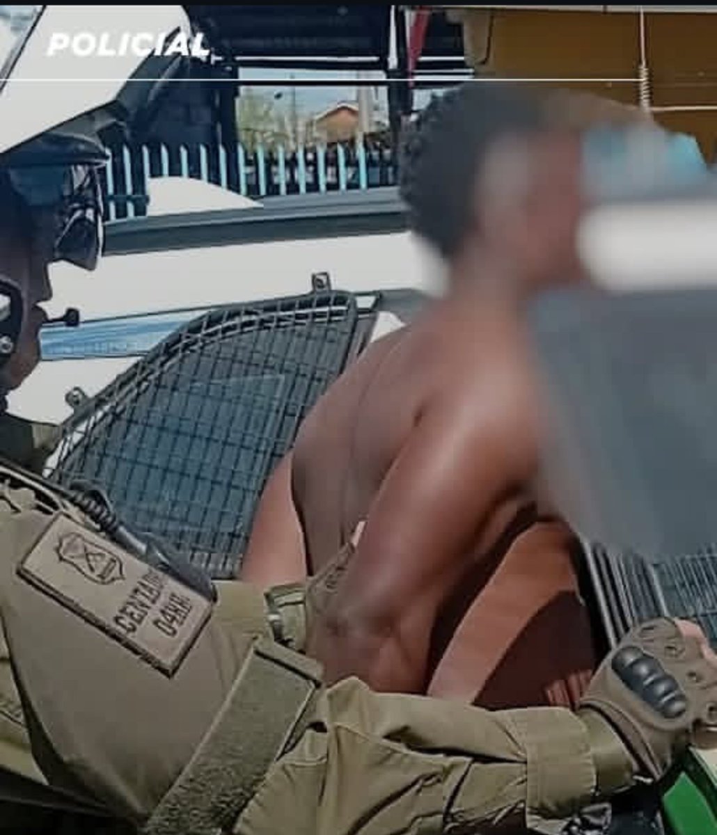 Alberto26805160's tweet photo. 🇻🇪Venezolano ilegal con una orden de detención fue capturado por la PDI y guardias municipales luego de ingresar a casas afectadas por el aluvión a robar. caribeño ya tenía 2 bolsos llenos de especies..@martinarrau @GobiernodeChile https://t.co/z2BcOZ5AYu