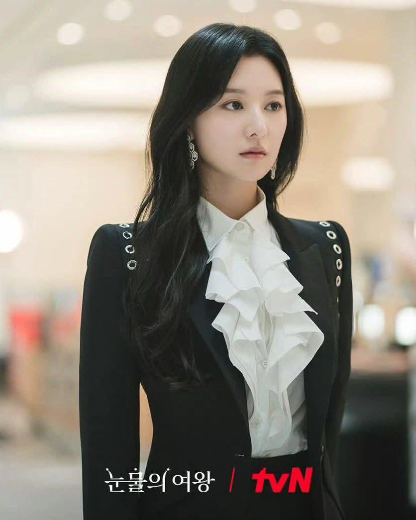 aaeify's tweet photo. I really think Kim Ji-won knows how to choose her scripts! 

Her roles are hardly ever repetitive, and she’s such a talented actress. She brings something different to every character she plays!

From Descendants of the Sun, Fight for My Way, and My Liberation Notes to Queen of Tears and Doctor X: White Mafia Era.

She really knows how to keep things fresh! 👏