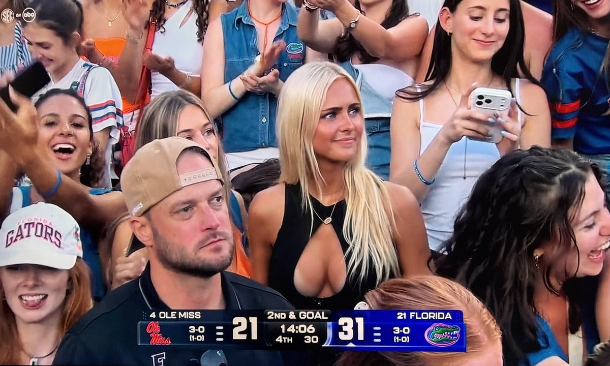 YourMiaz's tweet photo. You may not like it but this is what college football is all about https://t.co/MRxGKWkwaF
