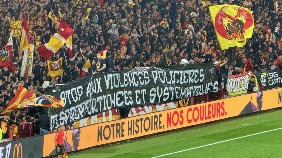 ActuFoot_'s tweet photo. « STOP AUX VIOLENCES POLICIÈRES DISPROPORTIONNÉES ET SYSTÉMATIQUES ❌ »

La banderole vue à Bollaert ce soir lors de Lens-Lyon.

📸 @africadelle_ https://t.co/fvgx6wNc08