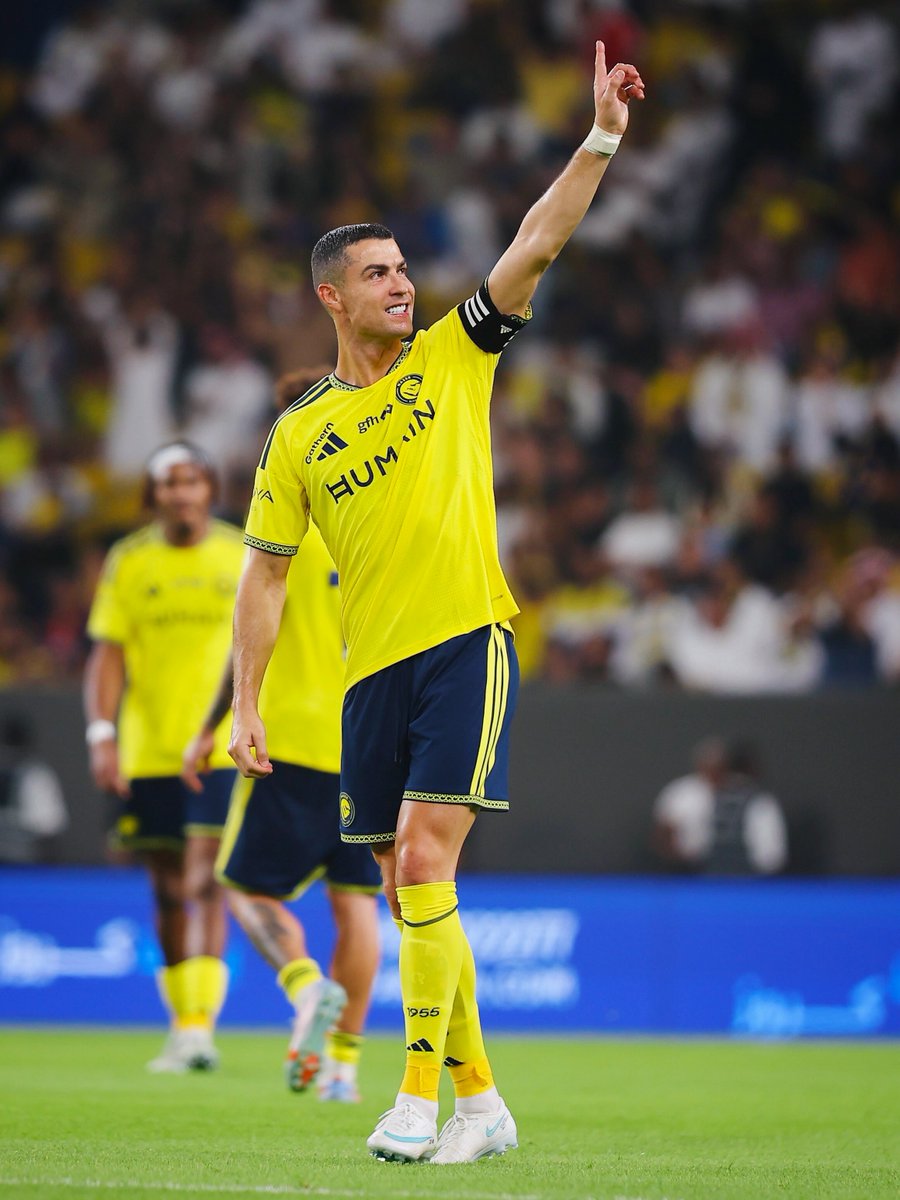 StakeFootball's tweet photo. 🇵🇹🤯 DID YOU KNOW: 50 goals a season for 19 straight seasons would give you 950 career goals.

Cristiano Ronaldo has scored 980 goals in his career. https://t.co/VYKsWhZvC1