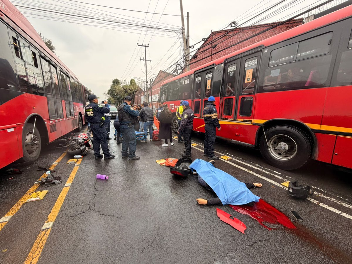 AlertaValledech's tweet photo. #Entérate// ¡Bikers caídos! #QEPD

Esta mañana se registró un accidente sobre el Eje 5 Norte #Montevideo a la altura de la calle Norte 31-A en @TuAlcaldiaGAM donde se vieron involucrados los motociclistas y un transporte del @MetrobusCDMX la mujer de aproximadamente35 años de edad falleció, el piloto se fue lesionado. 

#Cuidado