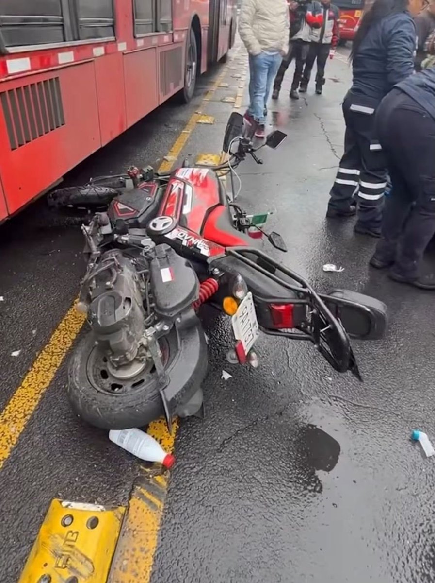 AlertaValledech's tweet photo. #Entérate// ¡Bikers caídos! #QEPD

Esta mañana se registró un accidente sobre el Eje 5 Norte #Montevideo a la altura de la calle Norte 31-A en @TuAlcaldiaGAM donde se vieron involucrados los motociclistas y un transporte del @MetrobusCDMX la mujer de aproximadamente35 años de edad falleció, el piloto se fue lesionado. 

#Cuidado