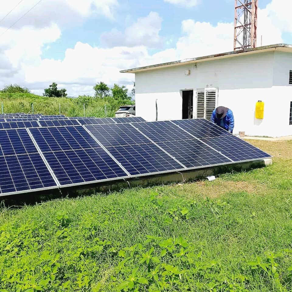 ETECSA_Cuba's tweet photo. ⚡El plan de inversiones se reorientó en 2026 hacia la transición energética. La instalación de paneles fotovoltaicos para aumentar la disponibilidad de servicios 🛜📶 sigue desarrollándose en centros de telecomunicaciones del país.
📸 Los Palacios, Pinar del Río. 
#EtecsaConCuba https://t.co/3RqQ7CQMVH