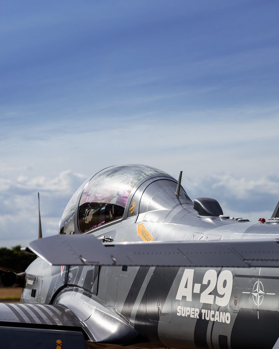 embraer's tweet photo. O A-29 Super Tucano, aeronave de ataque leve, reconhecimento armado e treinamento avançado oferece ampla flexibilidade operacional. Com sua nova capacidade de combate C-UAS, é a solução comprovada, que atende as necessidades operacionais das Forças Aéreas em todo o mundo. https://t.co/C8BE7ybV0a