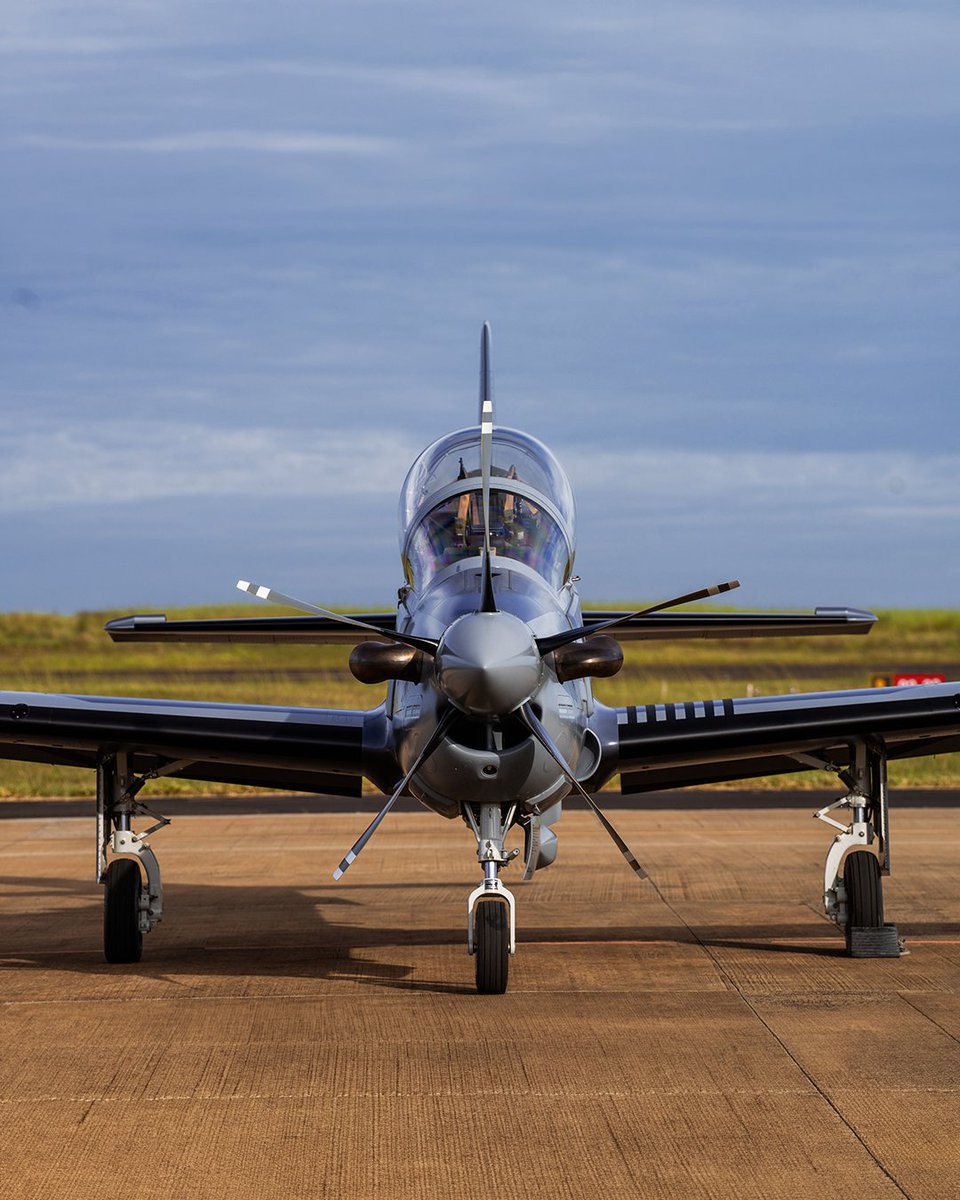 embraer's tweet photo. O A-29 Super Tucano, aeronave de ataque leve, reconhecimento armado e treinamento avançado oferece ampla flexibilidade operacional. Com sua nova capacidade de combate C-UAS, é a solução comprovada, que atende as necessidades operacionais das Forças Aéreas em todo o mundo. https://t.co/C8BE7ybV0a