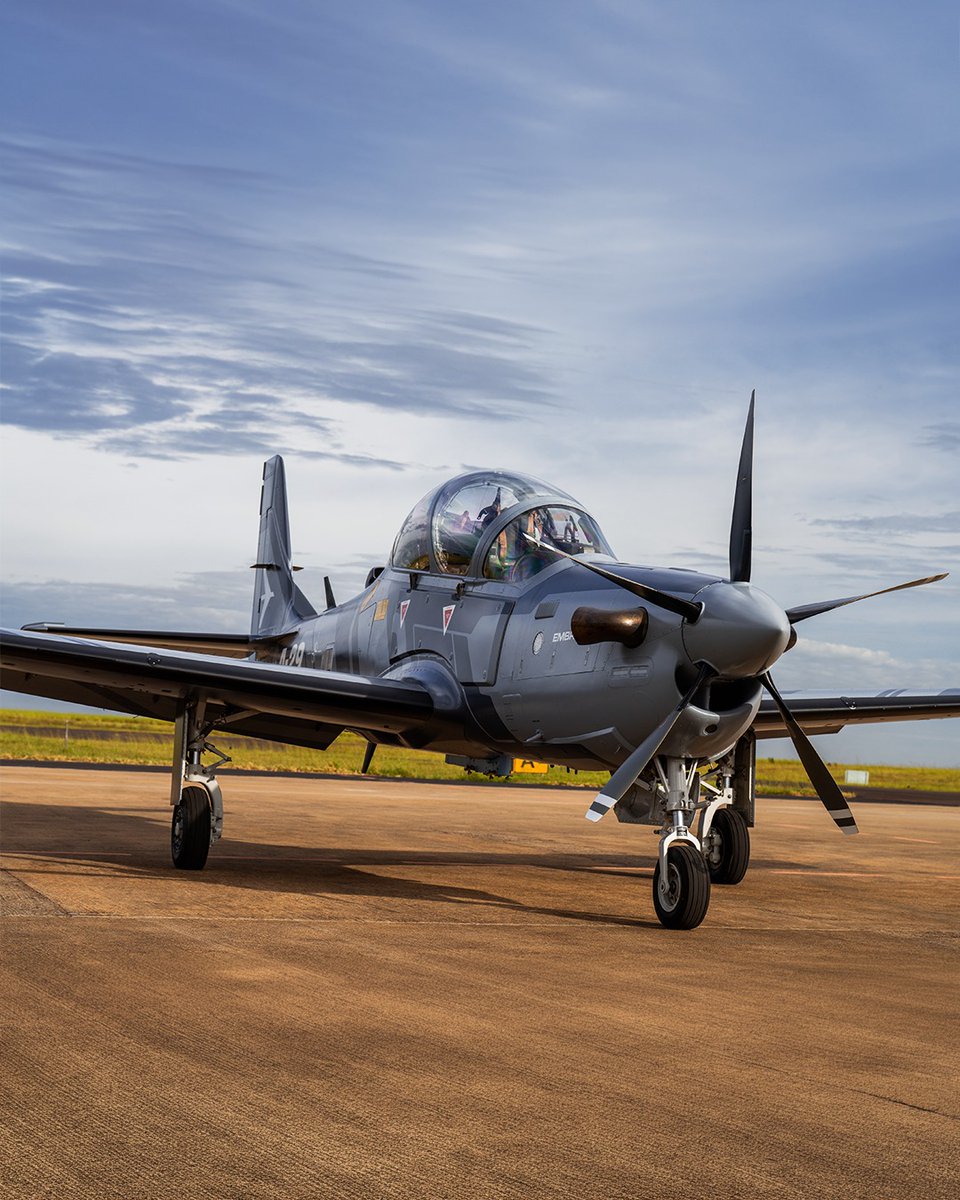 embraer's tweet photo. O A-29 Super Tucano, aeronave de ataque leve, reconhecimento armado e treinamento avançado oferece ampla flexibilidade operacional. Com sua nova capacidade de combate C-UAS, é a solução comprovada, que atende as necessidades operacionais das Forças Aéreas em todo o mundo. https://t.co/C8BE7ybV0a