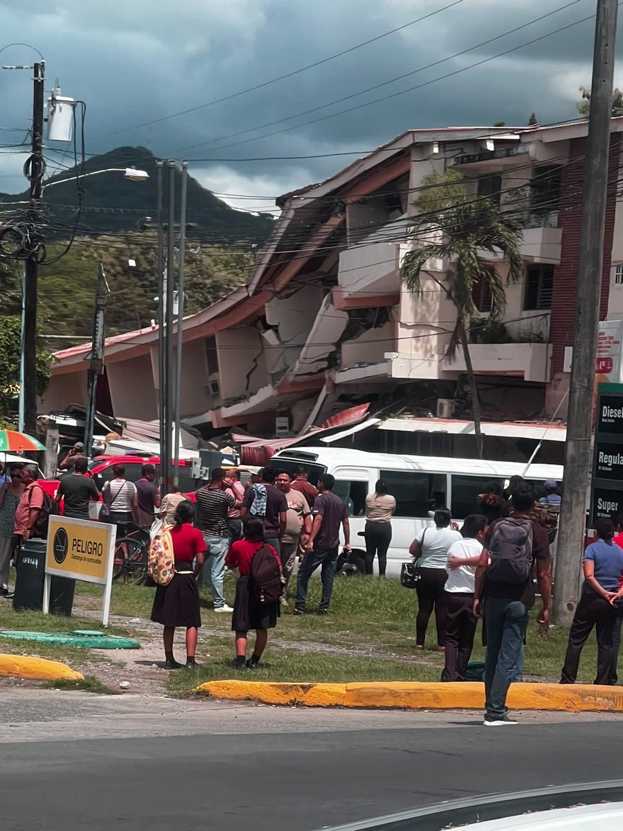 mpca2012's tweet photo. @biobio Me informan amigos en Panamá que se desplomó un Hotel en Tonosi https://t.co/kQ77fzYKhX