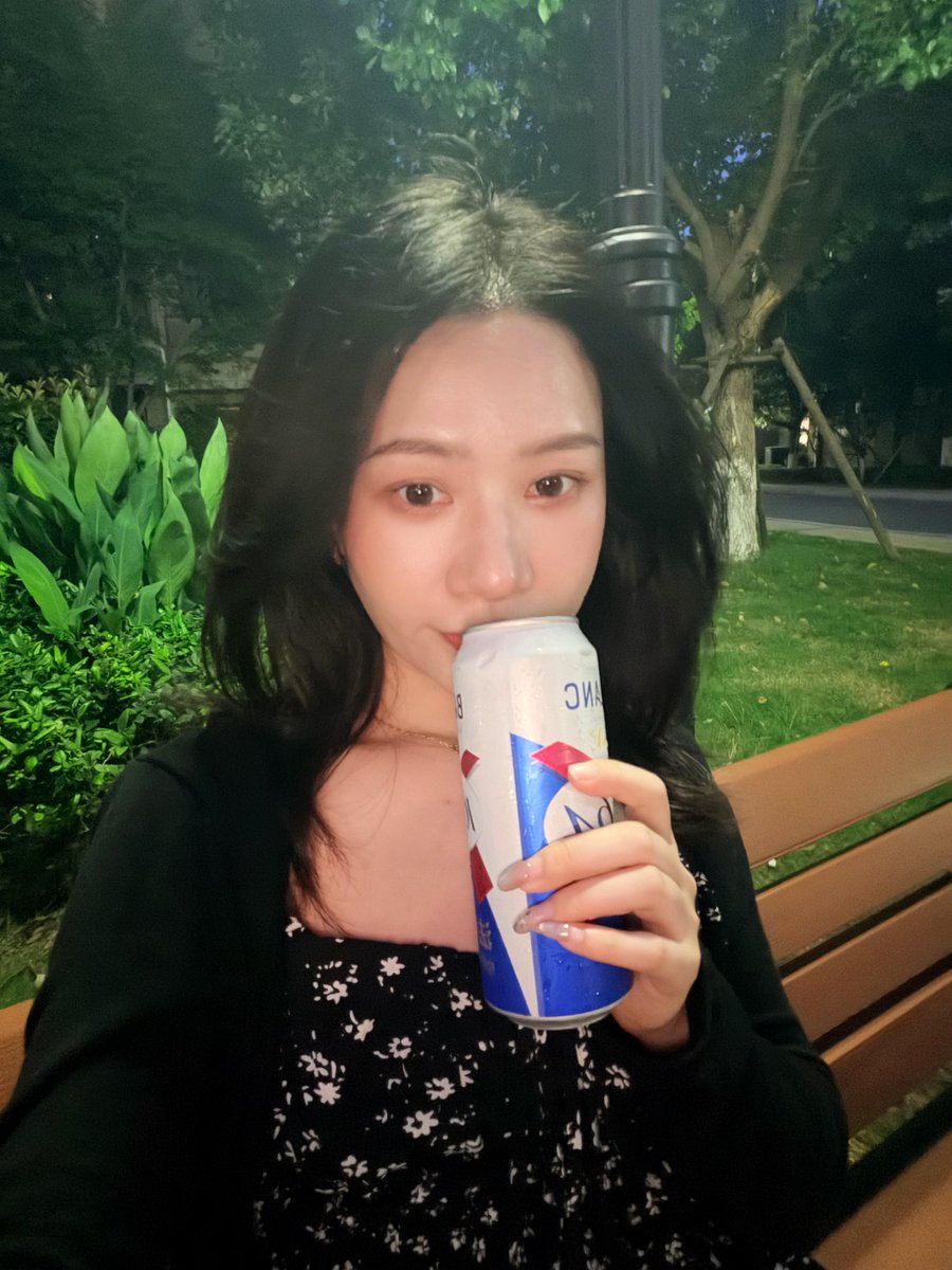 ddstrtr's tweet photo. 在小区楼下吹着晚风，享受下片刻的宁静，喝喝小酒，其实也是件很幸福的事 https://t.co/1OZppmww1l