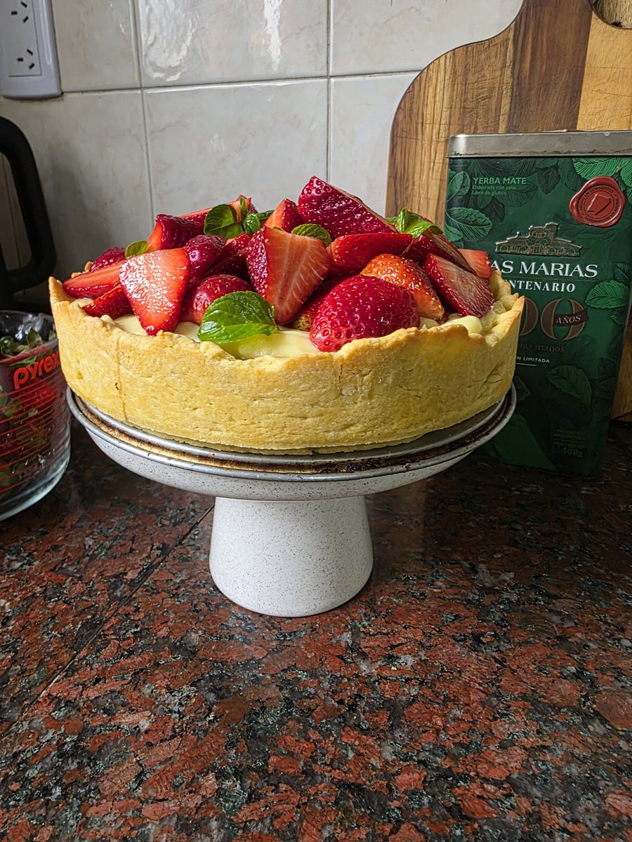 ChicaKosovo's tweet photo. Tarta de crema pastelera y frutillas. El mejor momento del año. https://t.co/UbcWu1xZzd