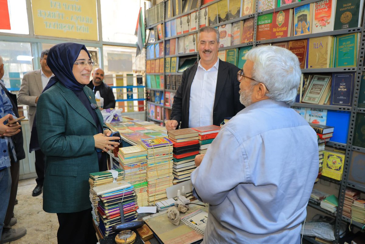 CYAZMAC's tweet photo. Esnafımızın güler yüzü, samimi sohbeti ve gönülden muhabbetiyle Eyyübiye’mizdeydik.

Akarbaşı Caddesi’nde esnafımızı ziyaret ederek Cumhurbaşkanımız ve Genel Başkanımız Sayın @RTErdogan’ın selamlarını ilettik.

Hemşehrilerimizle gönül gönüle sohbet ettik, sorunlarını ve taleplerini dinledik. Her bir görüşü, her bir talebi bizim için kıymetli.

Ziyaretlerimizde bizlere eşlik eden Eyyübiye ve Şanlıurfa Büyükşehir Belediye Meclis Üyemiz Mehmet Karademir, AK Parti İl Başkan Yardımcılarımız Murat Yetkin Varan ve Mahmut Özyavuz’a teşekkür ediyorum.

Bizim siyasetimiz, milletimizin yanında olmak, sesine kulak vermek ve derdine çözüm üretmektir.

Misafirperverlikleri ve samimi muhabbetleri için tüm esnafımıza teşekkür ediyor, hayırlı ve bereketli kazançlar diliyorum.

@RTErdogan @Akparti @abuyukgumus @muratvaran63 @mahozyavuz @M__Karademir @akpartiurfa