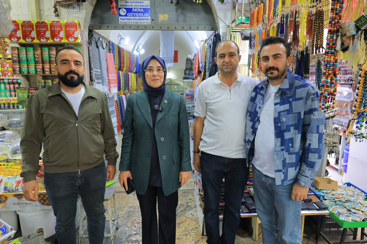 CYAZMAC's tweet photo. Esnafımızın güler yüzü, samimi sohbeti ve gönülden muhabbetiyle Eyyübiye’mizdeydik.

Akarbaşı Caddesi’nde esnafımızı ziyaret ederek Cumhurbaşkanımız ve Genel Başkanımız Sayın @RTErdogan’ın selamlarını ilettik.

Hemşehrilerimizle gönül gönüle sohbet ettik, sorunlarını ve taleplerini dinledik. Her bir görüşü, her bir talebi bizim için kıymetli.

Ziyaretlerimizde bizlere eşlik eden Eyyübiye ve Şanlıurfa Büyükşehir Belediye Meclis Üyemiz Mehmet Karademir, AK Parti İl Başkan Yardımcılarımız Murat Yetkin Varan ve Mahmut Özyavuz’a teşekkür ediyorum.

Bizim siyasetimiz, milletimizin yanında olmak, sesine kulak vermek ve derdine çözüm üretmektir.

Misafirperverlikleri ve samimi muhabbetleri için tüm esnafımıza teşekkür ediyor, hayırlı ve bereketli kazançlar diliyorum.

@RTErdogan @Akparti @abuyukgumus @muratvaran63 @mahozyavuz @M__Karademir @akpartiurfa