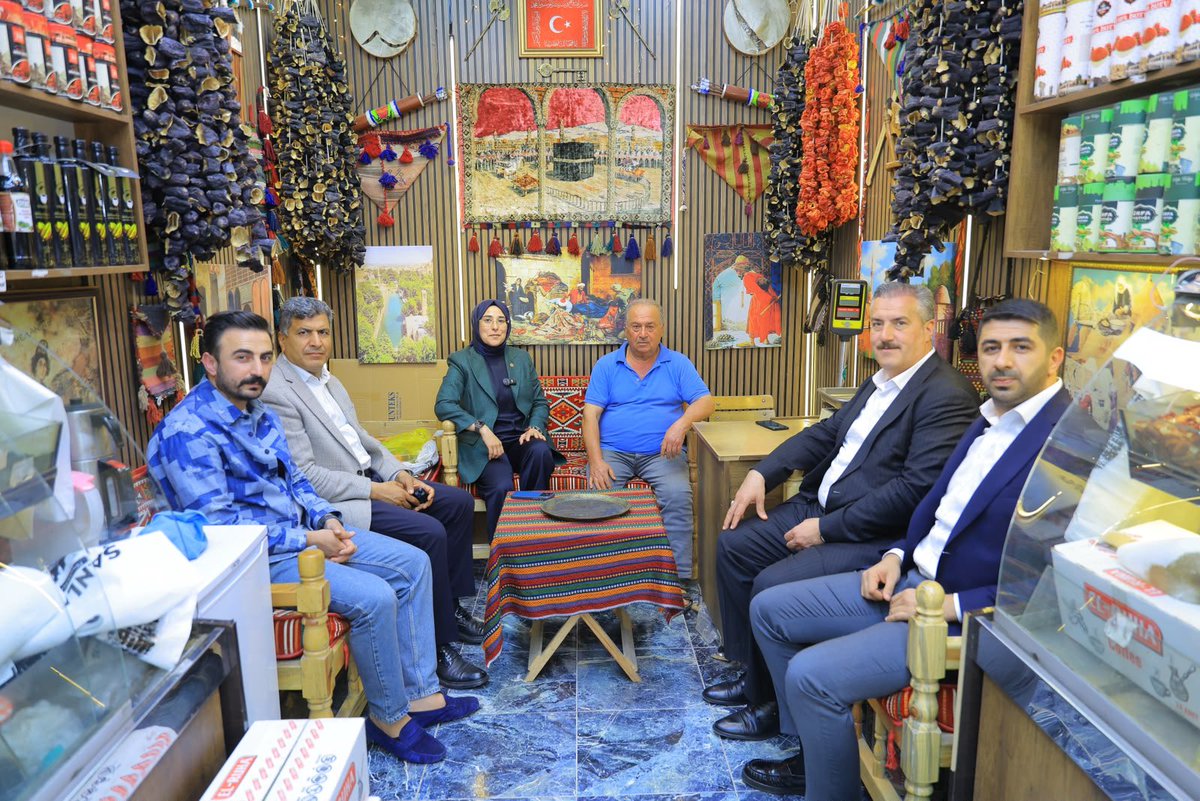 CYAZMAC's tweet photo. Esnafımızın güler yüzü, samimi sohbeti ve gönülden muhabbetiyle Eyyübiye’mizdeydik.

Akarbaşı Caddesi’nde esnafımızı ziyaret ederek Cumhurbaşkanımız ve Genel Başkanımız Sayın @RTErdogan’ın selamlarını ilettik.

Hemşehrilerimizle gönül gönüle sohbet ettik, sorunlarını ve taleplerini dinledik. Her bir görüşü, her bir talebi bizim için kıymetli.

Ziyaretlerimizde bizlere eşlik eden Eyyübiye ve Şanlıurfa Büyükşehir Belediye Meclis Üyemiz Mehmet Karademir, AK Parti İl Başkan Yardımcılarımız Murat Yetkin Varan ve Mahmut Özyavuz’a teşekkür ediyorum.

Bizim siyasetimiz, milletimizin yanında olmak, sesine kulak vermek ve derdine çözüm üretmektir.

Misafirperverlikleri ve samimi muhabbetleri için tüm esnafımıza teşekkür ediyor, hayırlı ve bereketli kazançlar diliyorum.

@RTErdogan @Akparti @abuyukgumus @muratvaran63 @mahozyavuz @M__Karademir @akpartiurfa