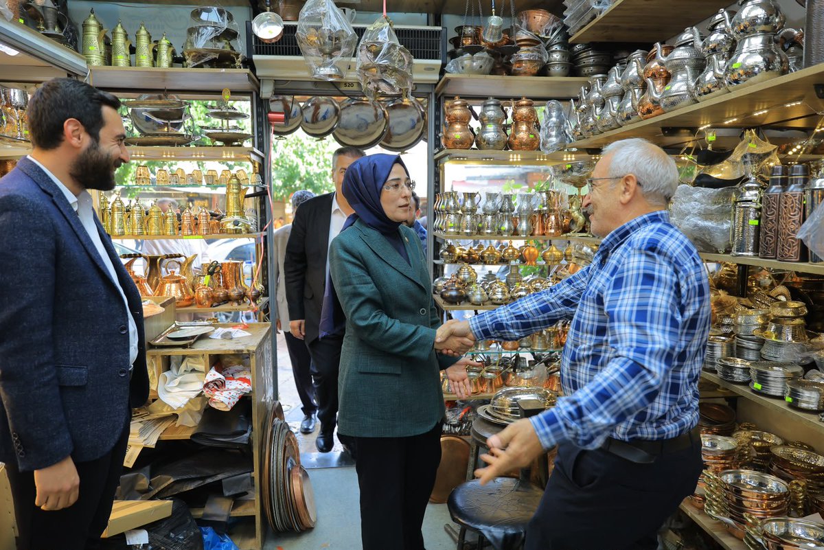 CYAZMAC's tweet photo. Esnafımızın güler yüzü, samimi sohbeti ve gönülden muhabbetiyle Eyyübiye’mizdeydik.

Akarbaşı Caddesi’nde esnafımızı ziyaret ederek Cumhurbaşkanımız ve Genel Başkanımız Sayın @RTErdogan’ın selamlarını ilettik.

Hemşehrilerimizle gönül gönüle sohbet ettik, sorunlarını ve taleplerini dinledik. Her bir görüşü, her bir talebi bizim için kıymetli.

Ziyaretlerimizde bizlere eşlik eden Eyyübiye ve Şanlıurfa Büyükşehir Belediye Meclis Üyemiz Mehmet Karademir, AK Parti İl Başkan Yardımcılarımız Murat Yetkin Varan ve Mahmut Özyavuz’a teşekkür ediyorum.

Bizim siyasetimiz, milletimizin yanında olmak, sesine kulak vermek ve derdine çözüm üretmektir.

Misafirperverlikleri ve samimi muhabbetleri için tüm esnafımıza teşekkür ediyor, hayırlı ve bereketli kazançlar diliyorum.

@RTErdogan @Akparti @abuyukgumus @muratvaran63 @mahozyavuz @M__Karademir @akpartiurfa