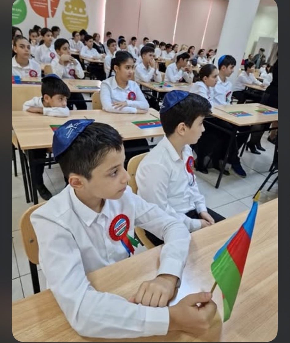 muharice's tweet photo. Azerbaycan'da Yahudiler kippasıyla derste.. Müslüman kızlar başörtüsüyle kapı dışarı ediliyor..
İki devlet tek millet.. https://t.co/RlQYUd6zj2