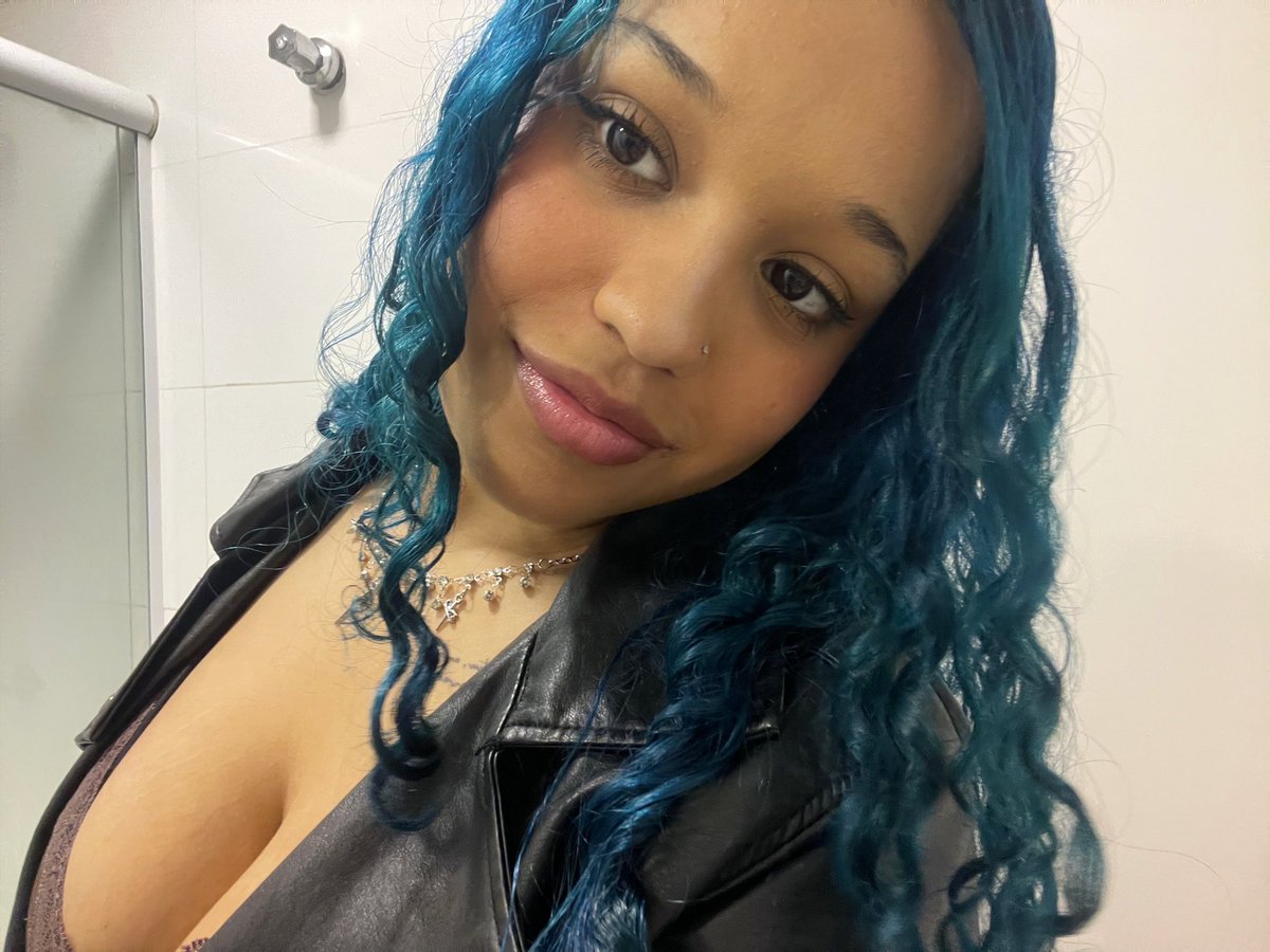 goolie_'s tweet photo. apenas mulheres que votam 13 conseguem sustentar um cabelo azul https://t.co/E5JvV1Ls3o