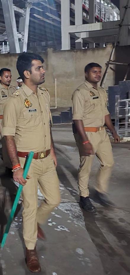balliapolice's tweet photo. #रात्रि_गश्त_व_चेकिंग #SPBallia श्री डॉ0 ईरज राजा के निर्देशन में जनपद में शांति,सुरक्षा एवं कानून व्यवस्था बनाए रखने के दृष्टिगत #Ps_कोतवाली पुलिस द्वारा रात्रि में निरन्तर भ्रमणशील रहते हुए संदिग्ध व्यक्तियों/वाहनो की चेकिंग की जा रही है। #Ballia
@Uppolice
@dgpup
@digazamgarh https://t.co/dPDmKVkp0M