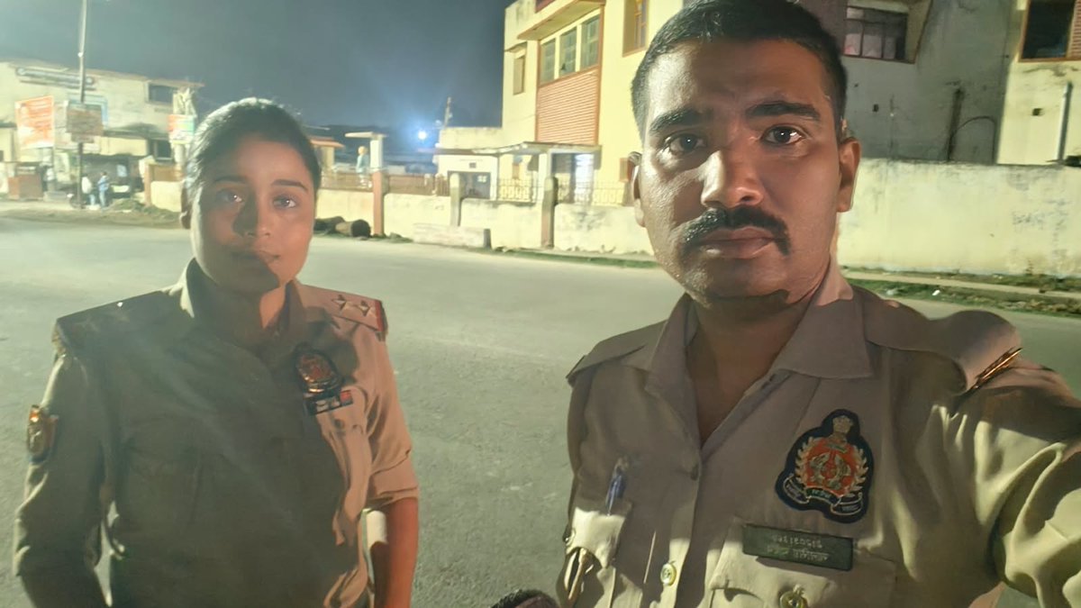 balliapolice's tweet photo. #रात्रि_गश्त_व_चेकिंग #SPBallia श्री डॉ0 ईरज राजा के निर्देशन में जनपद में शांति,सुरक्षा एवं कानून व्यवस्था बनाए रखने के दृष्टिगत #Ps_कोतवाली पुलिस द्वारा रात्रि में निरन्तर भ्रमणशील रहते हुए संदिग्ध व्यक्तियों/वाहनो की चेकिंग की जा रही है। #Ballia
@Uppolice
@dgpup
@digazamgarh https://t.co/dPDmKVkp0M