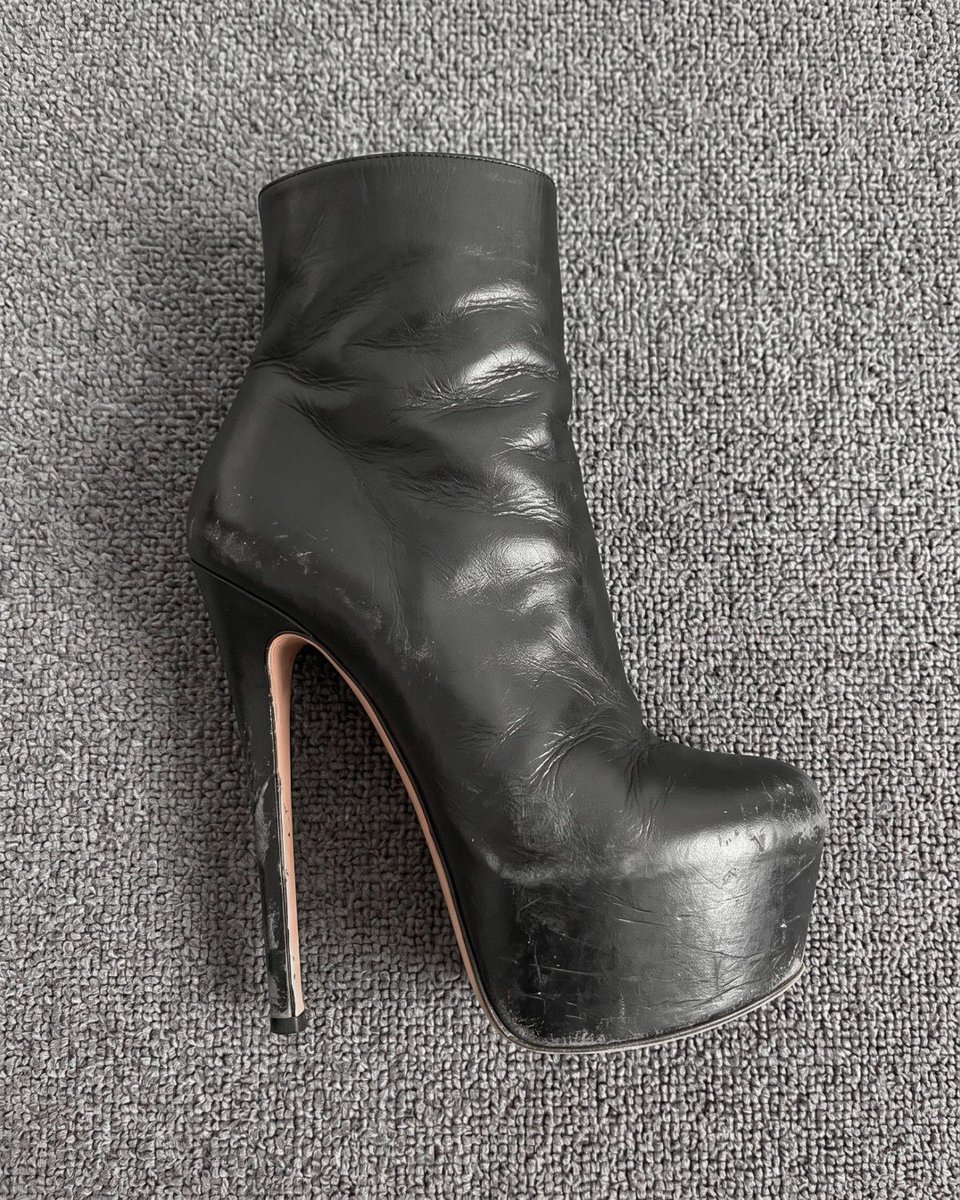 toohotdoll's tweet photo. Have you ever seen 6-inch heeled boots more worn than mine? 
I’m 18 and wear high heels every single day, so these boots have definitely seen a lot of use. 🫶 https://t.co/BMAZoiqm7y