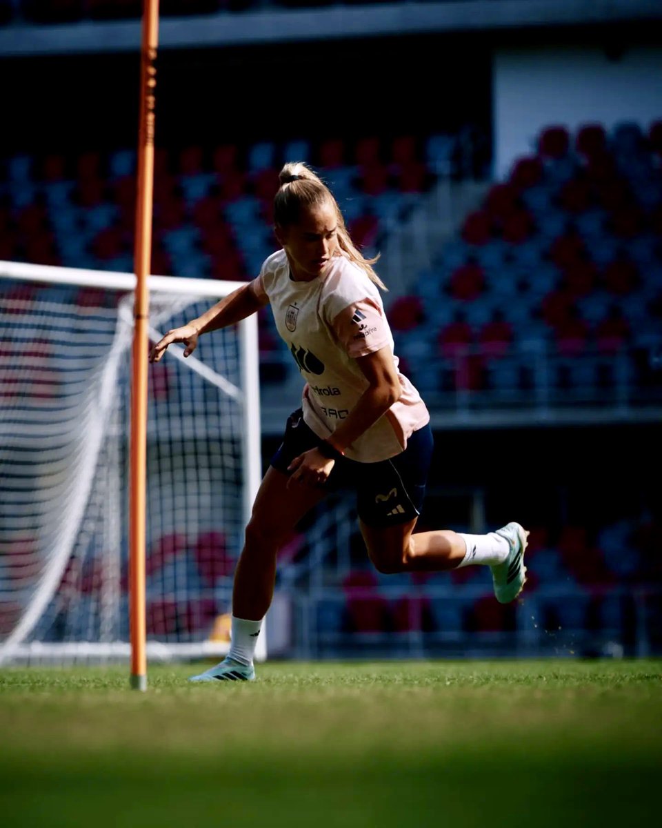 BahiaFutbol's tweet photo. 🔥 ALL SET FOR ACTION VS USA 🦾
@andreamedina3_ • @SEFutbolFem 🔜 🇺🇸vs🇪🇸
#AndreaMedina | #USASpain
#JugarLucharyGanar | #FutFem https://t.co/Vi95x3pZsI