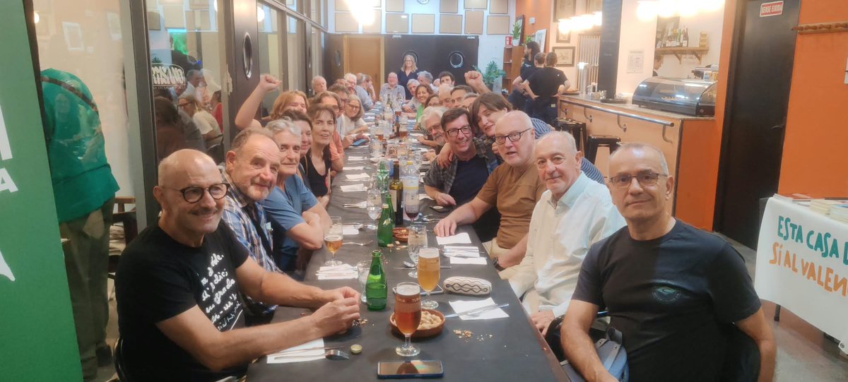 Decidim_'s tweet photo. #9dOctubre | Acte de #Decidim amb el suport del teixit social, cultural i sindical: @elmicaletsc @IntersindicalV @AcordSocialVLC @PAH_Valencia @RefugiVLC CLERs i @assemblea i representacions de partits
Acte, dinar i manifestació unitària. 
Per la dignitat del poble valencià! ✊ https://t.co/3QNapkUAYp