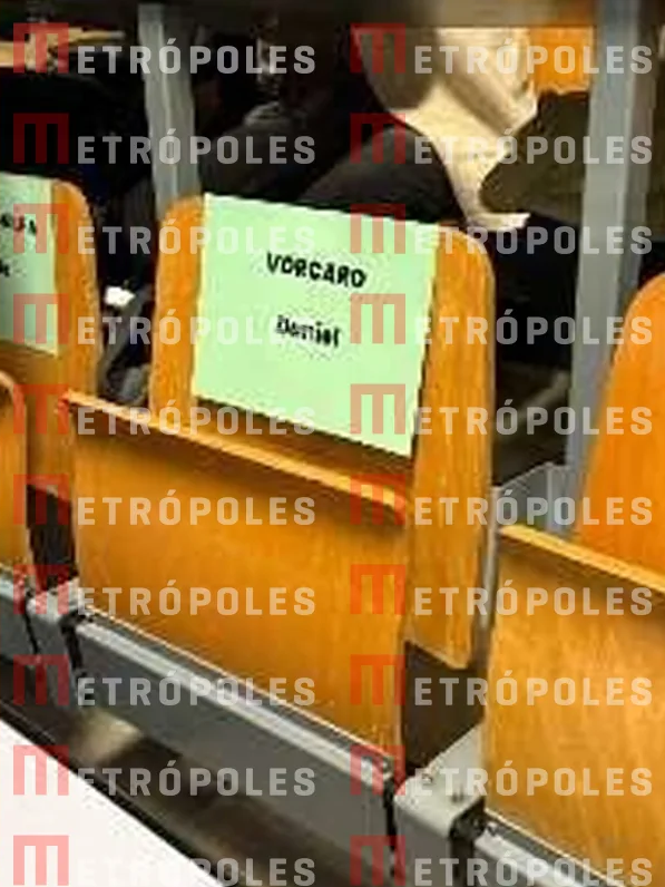 Metropoles's tweet photo. ➡️ Foto mostra cadeira vazia reservada a Vorcaro em evento de Lula em Paris

Saiba mais na coluna @igorgadelham https://t.co/xeCXFwJLHm