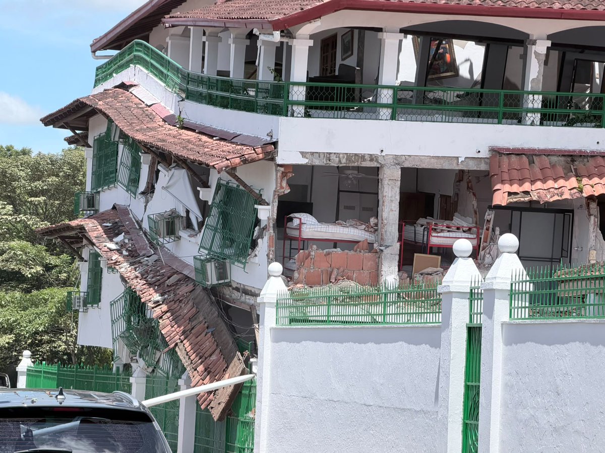 NTN24's tweet photo. Se conocen las primeras imágenes de la situación en Panamá luego del fuerte terremoto que ocurrió en el país durante la tarde de este viernes. Los reportes indican que el evento tuvo una magnitud de 8.0, mientras se mantiene la alerta de tsunami. https://t.co/jPlq1DuVVu https://t.co/p8S5jVx6Dh