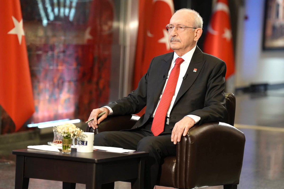 herkesicinCHP's tweet photo. Genel Başkanımız Kemal Kılıçdaroğlu, 
KRT TV canlı yayınında Şevval Şirin, Cem Özkeskin ve Erdinç Özyılmaz’ın sorularını yanıtladı. https://t.co/VXSOHjXM5m