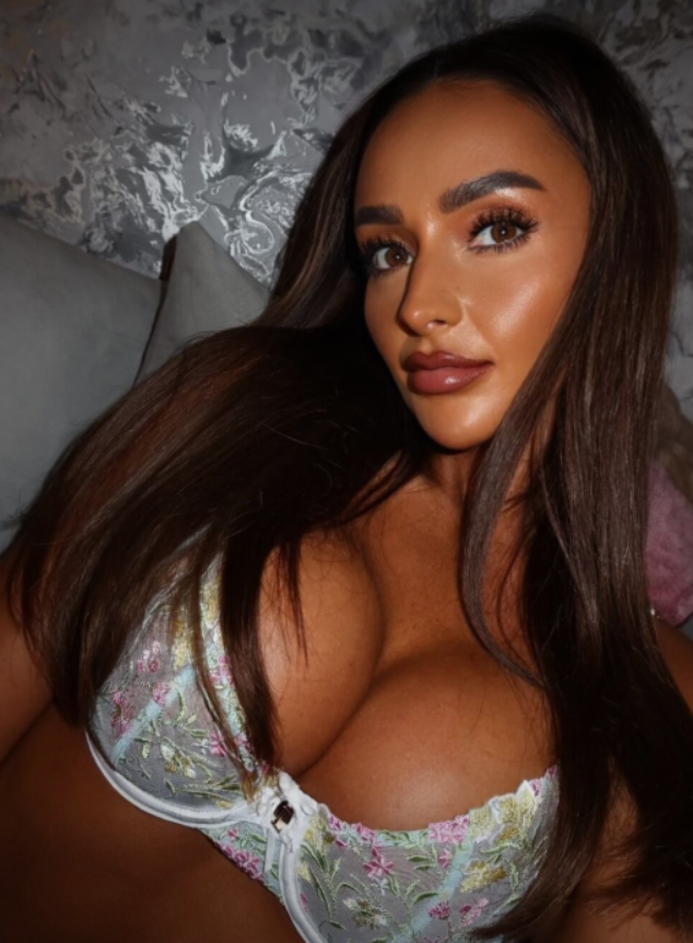 emmabanks358's tweet photo. Beauty, confidence, and curves that steal the spotlight 😍🔥
https://t.co/iFfogXwEOU https://t.co/a0cK1YieIb
