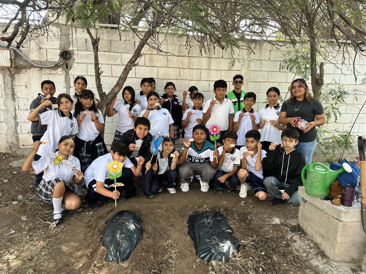 trcambiente's tweet photo. 🌎🌱Desde la Dirección de Medio Ambiente, llevamos actividades de educación ambiental a la Escuela Primaria “Margarita Maza de Juárez”, con la instalación de un huerto alimentario de calabaza y rábano, y una plática sobre los polinizadores y su importancia en los ecosistemas. https://t.co/6AcOWTIZ6b