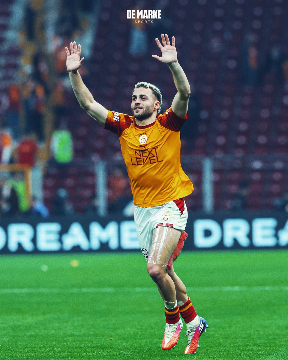 demarkesports's tweet photo. Barış Alper Yılmaz, soyunma odasından gelerek kendisine tezahürat yapan taraftarları selamladı. https://t.co/9Abj7C4E14
