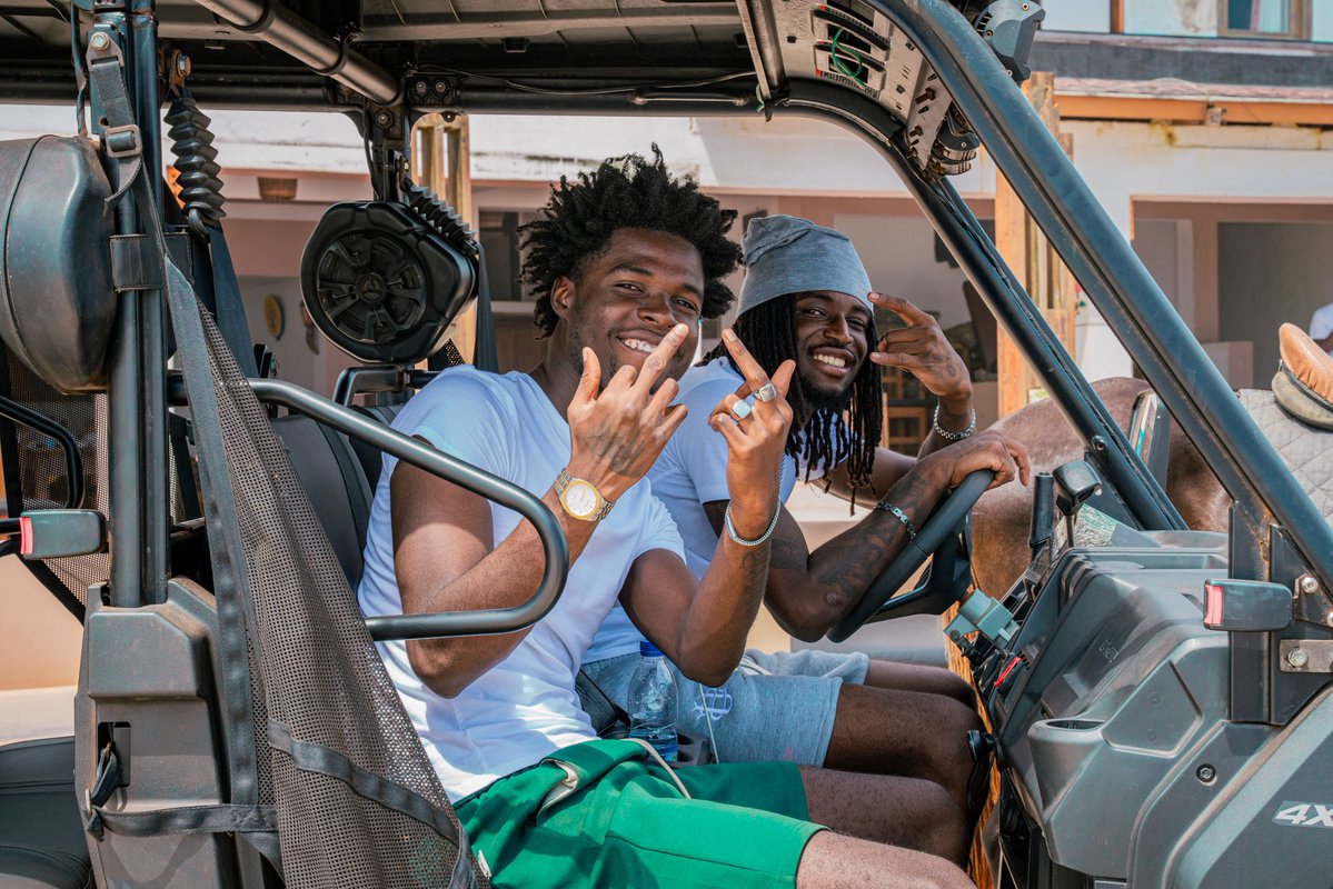 ogmahilet's tweet photo. Vacation 🎱🗣️🏝️ avant le concert 🙏🏾
12 décembre fondation Donwahi 🎱🇨🇮 https://t.co/X3tSns4I1w https://t.co/c33Fnl2lqj  🎫 Réserve ta place dès maintenant.  🎱 https://t.co/xYjRqv8ade