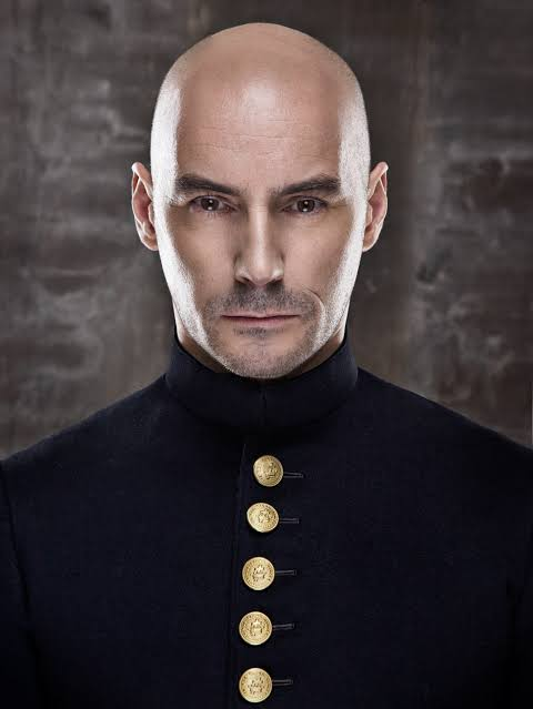 ovicio's tweet photo. Grant Morrison também não curtiu o final de Lanternas 🟢

“Lanternas funcionou como série e isso se deve principalmente aos dois protagonistas, em especial ao Kyle Chandler como Hal Jordan. [...] Dito isso, eu não gostei muito do final, embora tenha sido tudo muito bem amarrado. Achei difícil aceitar que a personagem Kerry Kane, interpretada pela Kelly Macdonald, atirou na cabeça do Hal Jordan, e todo mundo pareceu achar de boa esse surto psicótico. Deveria ter havido alguma reação a isso, porque, caso contrário, fica muito difícil para o público entender por que a Tropa dos Lanternas Verdes é uma agência intergaláctica de aplicação da lei. Os Guardiões agora acham normal que seus agentes sejam assassinados enquanto outros oficiais simplesmente ignoram o fato e deixam os culpados saírem impunes?

Para uma série que não é sobre vigilantes mascarados com seu próprio código pessoal, mas sim sobre policiais espaciais esquisitos trabalhando para um judiciário interplanetário, foi uma conclusão moral e legalmente incoerente que recuou de suas próprias implicações e da premissa básica da franquia.", declarou Morrison.

*Observações por @RamonSportClube: John não é um policial intergaláctico em Lanternas. A série trabalhou esse Lanterna Verde como uma versão que não faz parte da Tropa e nem responde aos Guardiões, sendo um super-herói e não um aplicador da lei.

Além disso, os Guardões jamais souberam que Kerry matou Hal. John deliberadamente mandou Guy relatar para eles apenas que Hal "morreu como um herói", assim como Zoe tinha sugerido que ele fizesse anos atrás quando pretendia eliminar o Lanterna Verde veterano para manter o segredo de Rushville.

Portanto, toda essa discussão sobre quebra de ciclo de crime e castigo é o ponto central do desenvolvimento da história da série. O Lanterna de Aaron Pierre não é algo que exista na mitologia dos quadrinhos da DC. Trata-se de uma iteração inédita para o DCU de James Gunn e Peter Safran, e talvez isso explique a confusão.

Lanternas é uma série sobre legado, quebra de ciclos e emancipação. A construção do roteiro se afasta das bases estabelecidas pela franquia nos quadrinhos para consagrar John Stewart como um herói que não responde a ninguém e segue os próprios instintos.