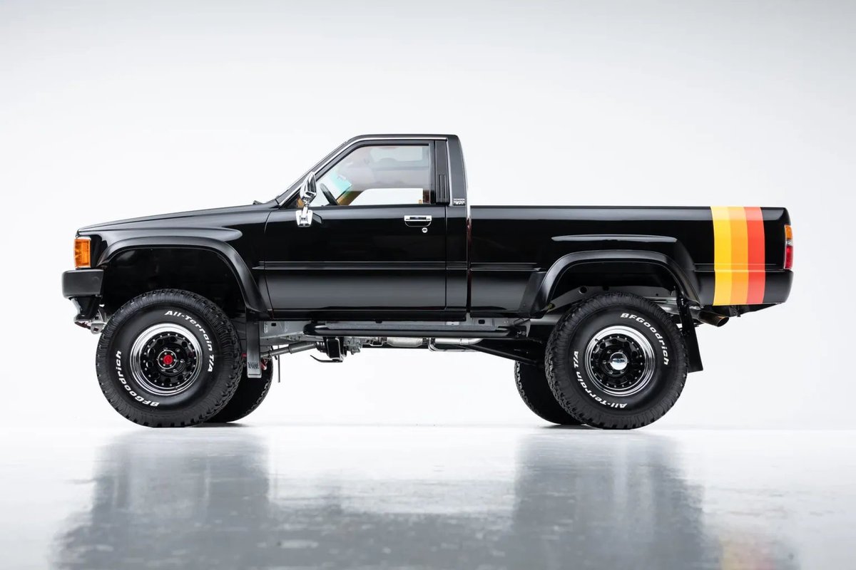 kotecinho's tweet photo. 1986 Toyota Pickup Turbo https://t.co/hcCxAv4zuq