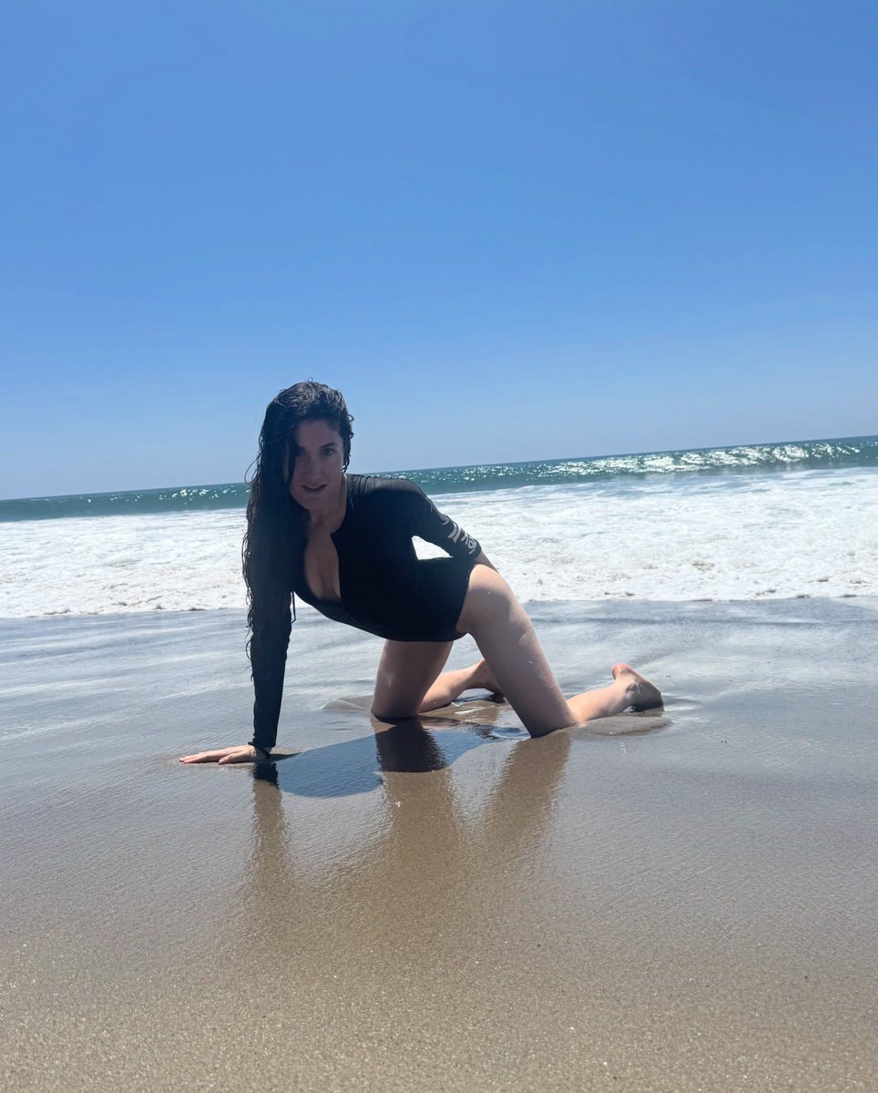 DailyBerlant's tweet photo. lost consciousness for a minute after seeing these images of kate berlant https://t.co/VK4HIJiT62