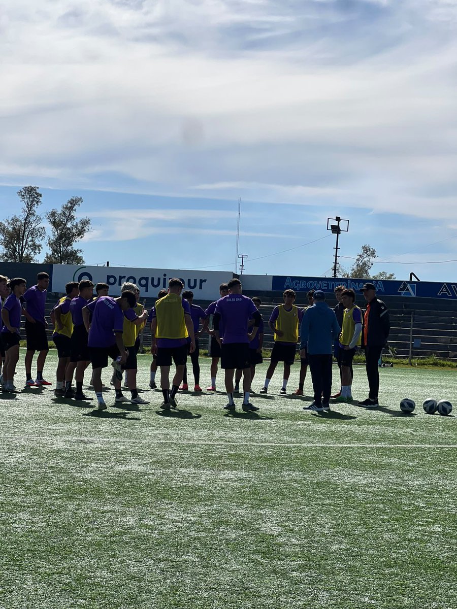 afa_inter's tweet photo. Vivimos una gran jornada de evaluaciones en Salto, Uruguay 🇺🇾⚽

Junto a @SaltoFC1, realizamos pruebas de jugadores enfocadas en la detección y evaluación de jóvenes talentos.

Contamos con la presencia de Gustavo Grossi, director de AFA Internacional, acompañando esta iniciativa que busca generar nuevas oportunidades de formación y desarrollo en el fútbol argentino.

Seguimos conectando talentos con oportunidades y acercando nuestra metodología a cada vez más jugadores 🌎

Una forma de entender, vivir y enseñar el fútbol 🇦🇷