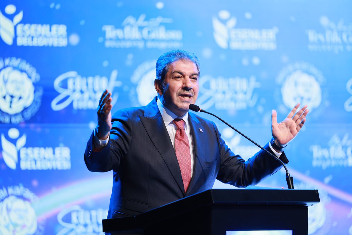 tevfikgoksu's tweet photo. Bu yıl gönül ve fikir dünyamızın müstesna ismi Sezai Karakoç’a ithaf ettiğimiz 2026-2027 Kültür Sanat Sezonumuzun açılışını AK Parti Genel Başkan Yardımcımız ve AK Parti Sözcümüz Sayın @omerrcelik ile birlikte gerçekleştirdik.

Bazı şairler kelimeleriyle gönüllere, fikirleriyle çağlara seslenir. Sezai Karakoç, şiiriyle bize yalnızca güzeli değil; inancı, umudu ve yeniden dirilişi de hatırlattı.

Bu akşam sezon açılış programımıza teşrifleriyle bizleri mutlu eden AK Parti Genel Başkan Yardımcımız ve AK Parti Sözcümüz Sayın Ömer Çelik’e, Prof. Dr. Ümit Meriç Hanımefendiye, kültür sanat dünyamızın kıymetli sanatçılarına ve tüm misafirlerimize teşekkürlerimi sunuyorum.