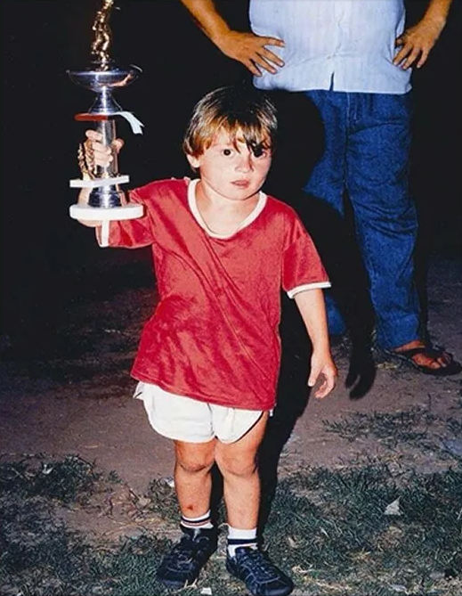 PablaLunar's tweet photo. Messi era mejor que Bellingham hasta cuando era este https://t.co/i5TUTvdrhd