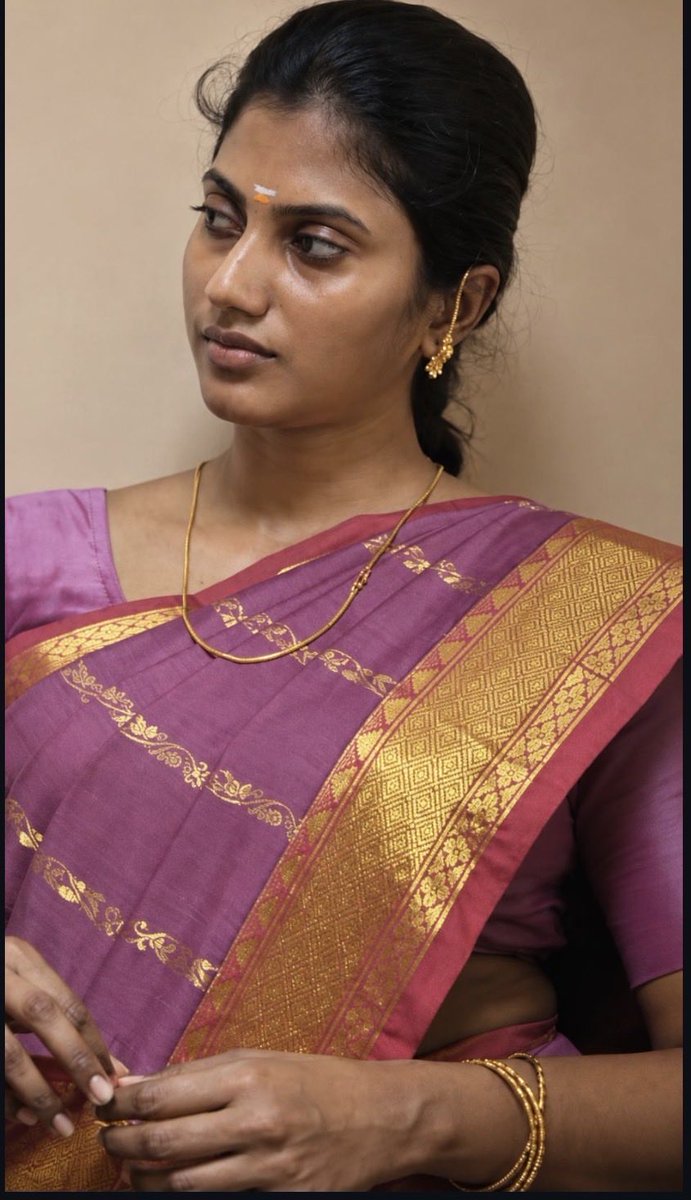 Mavrickrszb's tweet photo. Na 6th padikurache oru miss iruntha.. idhe mari dha irupa. Palayankottai kaari.apo avaluku oru 23-24 vayasu irukum.dusky skintone, nalla height, body nala structure, thick hair, mood ethuva munda. Kai adikatha naale ila. 20 yrs mela achu. ipo epdi irupanu therinjika asaiya iruku https://t.co/jqmtasupIi