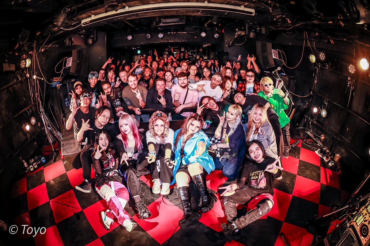 TOKYOUNDERTHE_S's tweet photo. 久しぶりのライブはナンゼロにお呼ばれして新宿ANTIKNOCKでした
華金の夜に来てくれたみんなありがとう
ナンゼロも新曲リリースおめでとう🎉㊗️

我々も新曲のリリースはまだ先だけど
(てかライブでやってる曲ほぼ新曲💪)

新しい試みとして今月末10/30,31
下北の路地裏にてPOP UPのパーティーやります！！

マーチの新作出したり フードやったり
お酒かっ食らってみたり
アコースティックでセッションやったり

ちょうど来たるハロウィンに超MIX UPしたパーティーになると思うので皆様是非に🎃👻