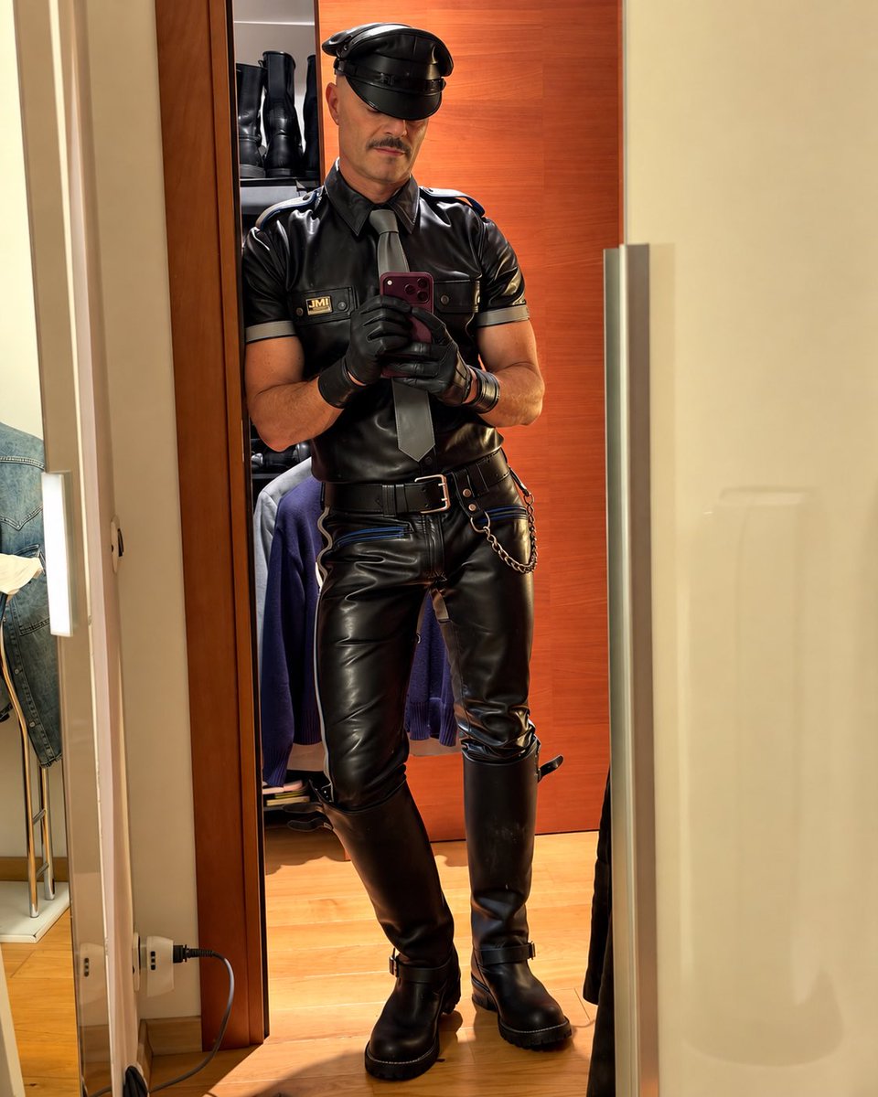 DanInBLN's tweet photo. Last minute selfie and off to a BLUF Party  🔥🔥🔥
I think gorgeous and handsome @marcoMLI2015 has lot of ToF vibes. 
Do you agree with me?
#leatherman #leathergay #BLUFman #hotgay https://t.co/H5h7NV9IxM