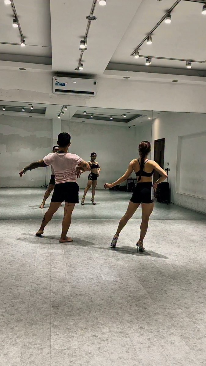 paudelro's tweet photo. Thử sức với bikini pose, chuẩn bị cho cuộc thi sắp tới. Cố lên chị Lisa Đinh! https://t.co/cqSZ8bj8Do