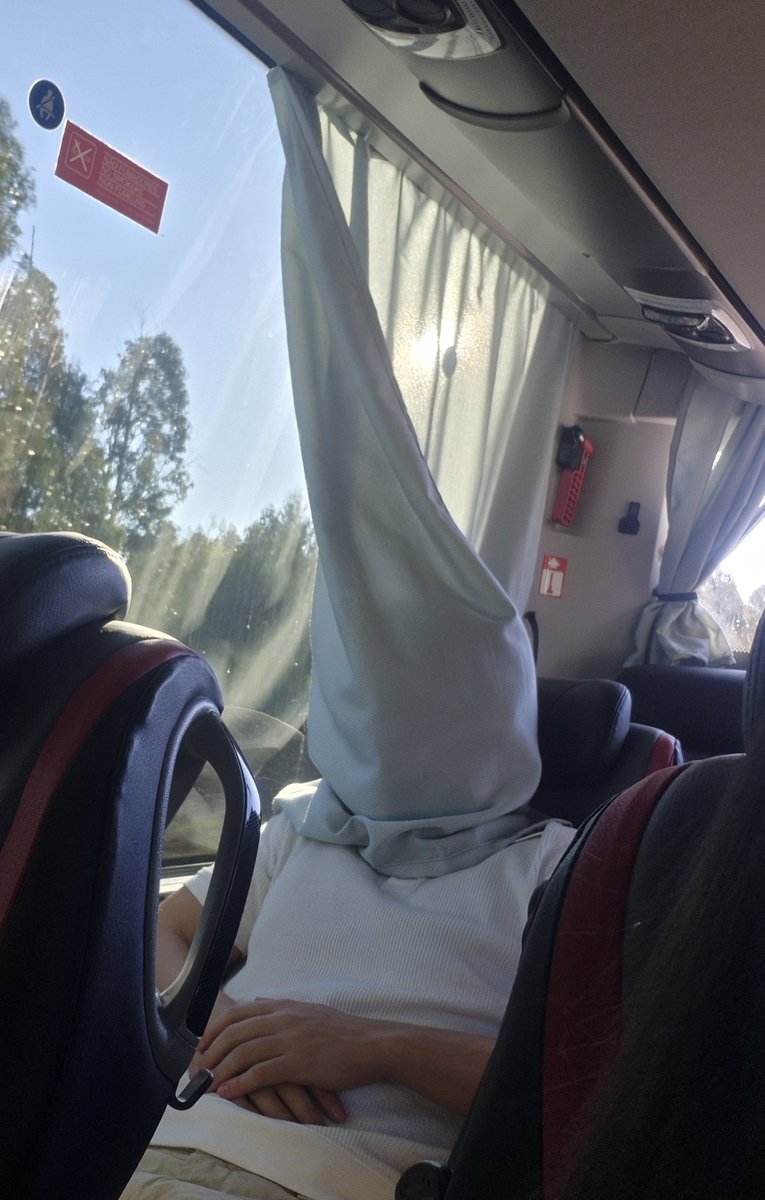 _shikaroki's tweet photo. queria ter a tolerância alérgica desse menino que tava atrás de mim hoje com a cabeça enrolada na CORTINA DO ÔNIBUS https://t.co/LFXhwJRYE6