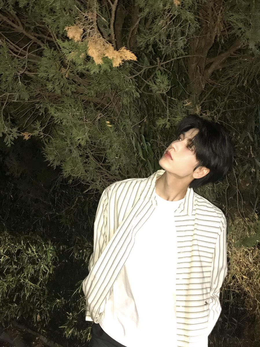 LingheArchives's tweet photo. Casually flaunting Lee’s shirt. He truly is the perfect brand ambassador. And that jawline? Sculpted to absolute perfection.  🔥💯
#zhanglinghe #张凌赫 https://t.co/BtQVDW03DK