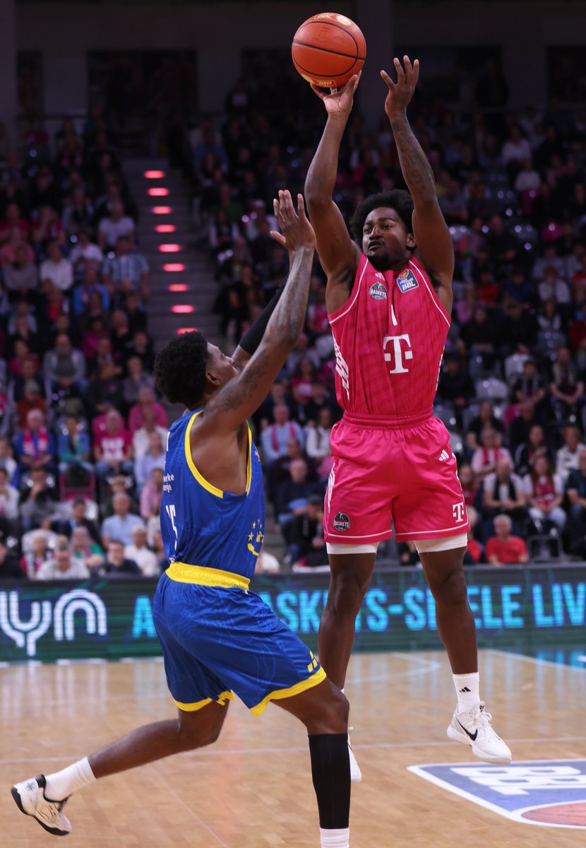 TelekomBaskets's tweet photo. 37. | 101:62 - John-Michael Wright (18 Punkte) knackt die 100 Punkte per Dreier, wir freuen uns auf Donuts! 🍩🍩🍩
#HEARTBERG #easyCreditBBL https://t.co/X49fvvRKnV